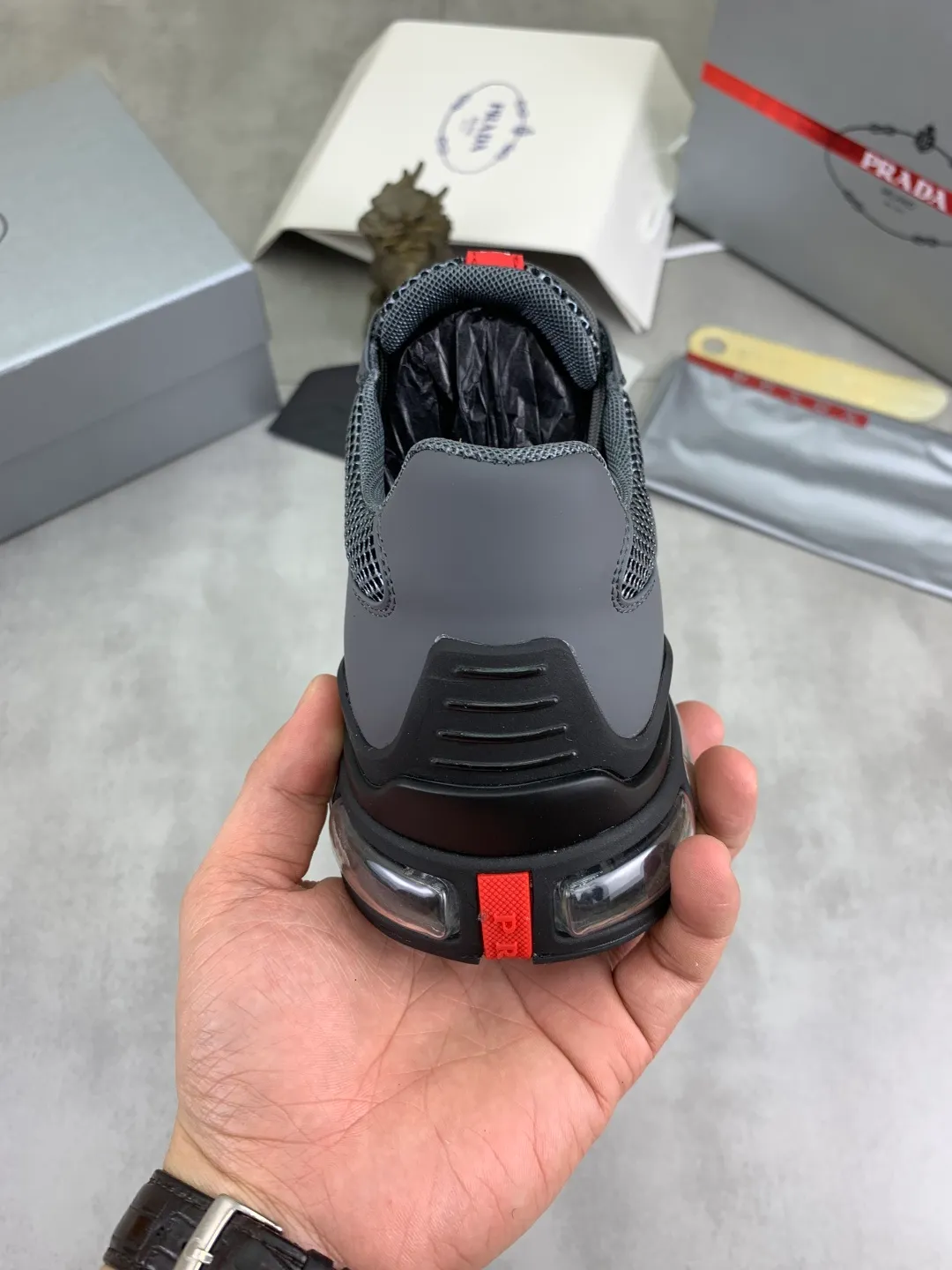 Men's men's shoes 💰P660 💰[New model] The top version is now available on the official website, 🆘 Air-cushion shock-absorbing thick-soled trendy brand (Prada) is the main popular model, avant-garde and versatile fashionable men's shoes, private version mold opening, cowhide surface splicing 1:1.. Simple fashion, original imported cowhide feet; the atmosphere and personality are more fashionable, eye-catching and pursuing class. It will subvert the old idea and be a must-have for fashion trendsetters with you! Must keep it for yourself ! Tall and comfortable, large and low, high-end quality workmanship. Size: 38-44 3️⃣colors available.